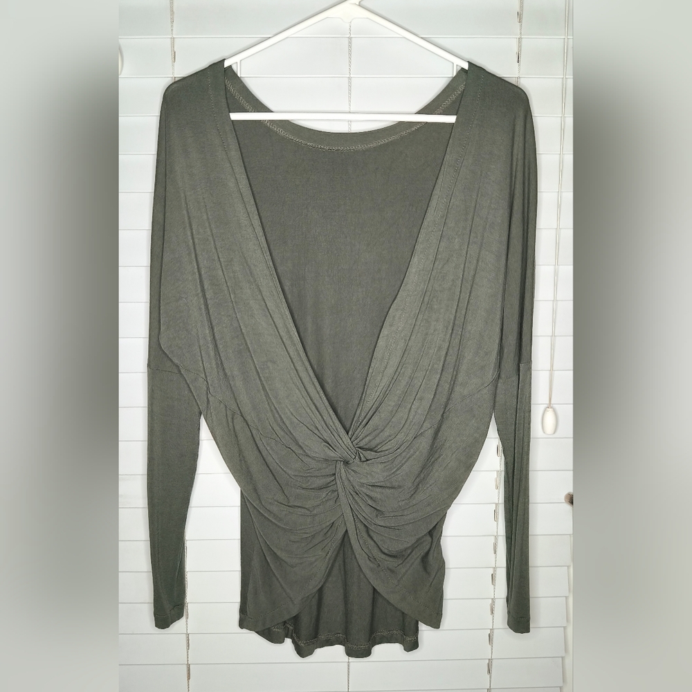 SAVVI Women's Active Wear Top Size S Long Sleeve Dark Green Relaxed Fit Stretch